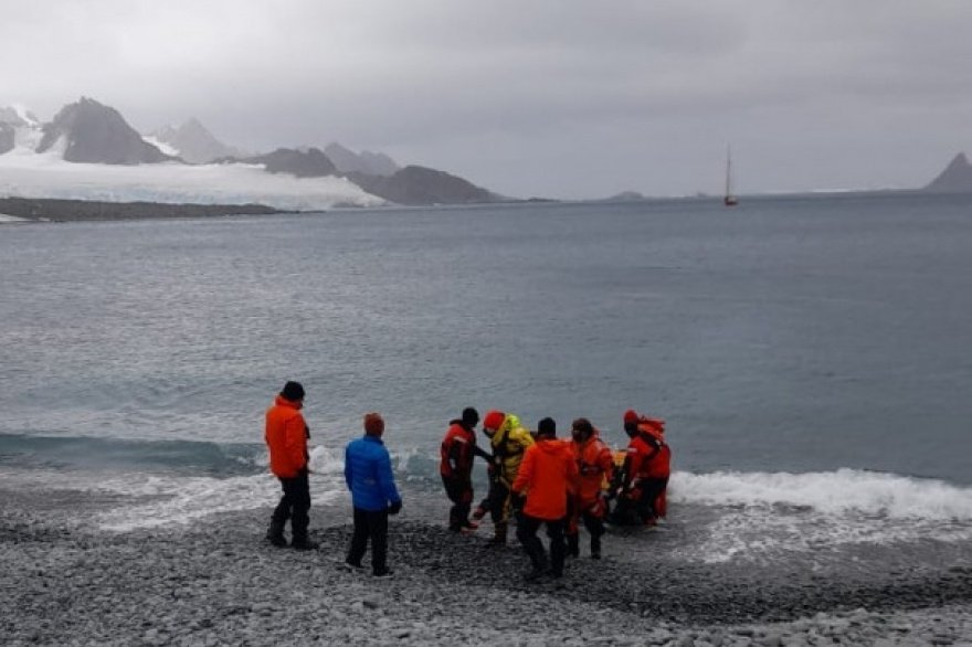 CriticaSur - Athletes who were trying to complete a journey through the Drake Passage were evacuated to Ushuaia (In Spanish)