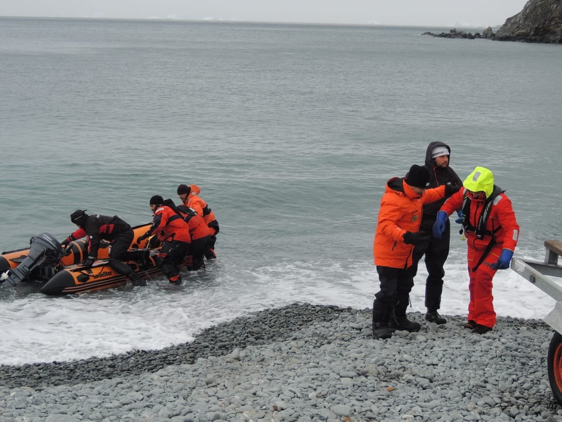 Argentina Ministry of Defense - Members of the Orcadas Base staff provided medical assistance to athletes who were trying to complete a demanding journey through the Drake Passage (In Spanish) 