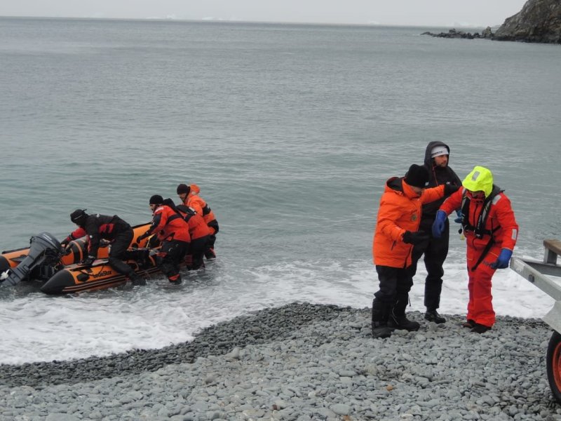 Argentina Ministry of Defense – Members of the Orcadas Base staff provided medical assistance to athletes who were trying to complete a demanding journey through the Drake Passage (In&nbsp;Spanish)